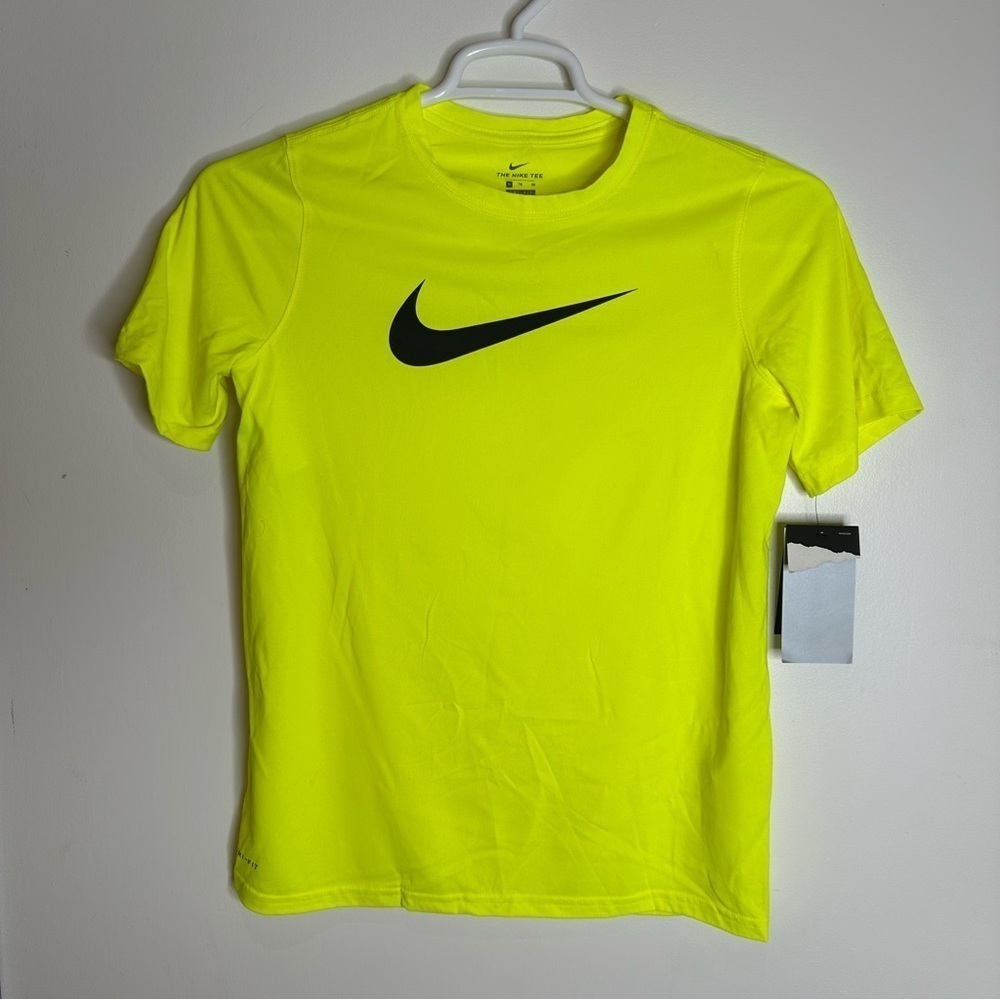 NWT Nike The Nike Tee Dry fit  kids shirt